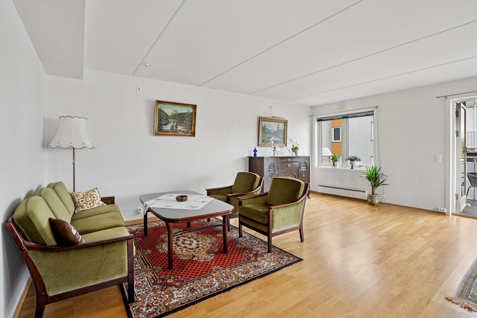 Boligen har en lys og luftig stue med god plass til både sofakrok og spisebord. Galleribilde