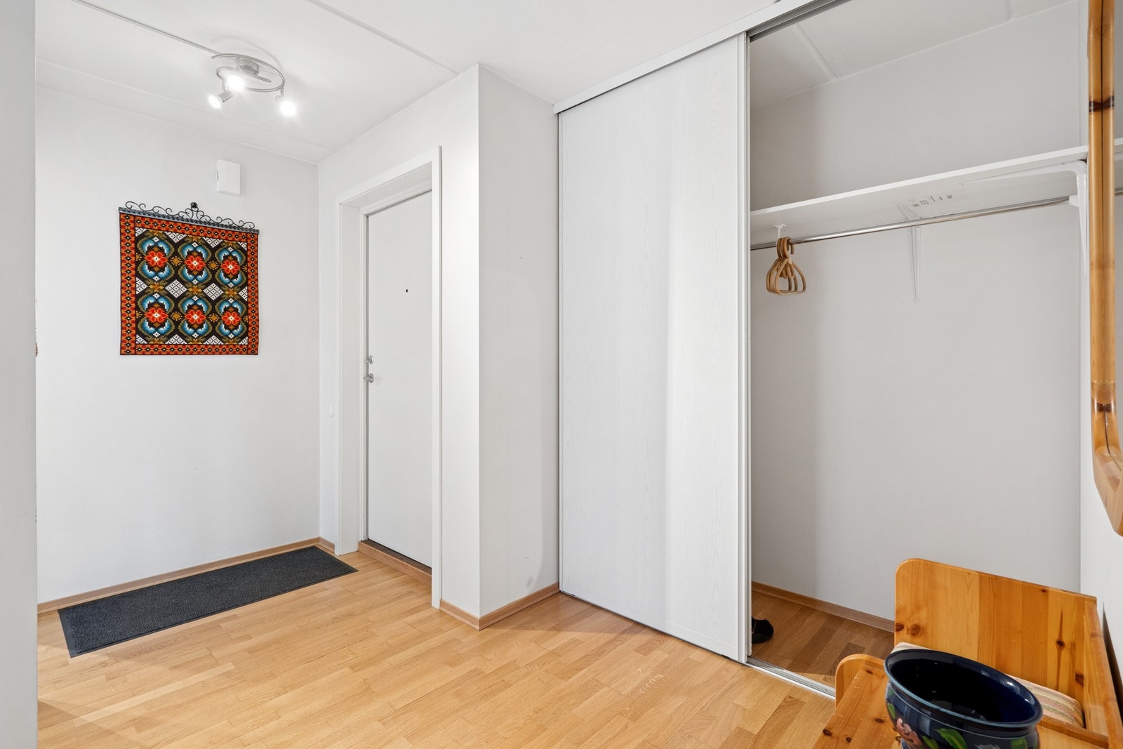 Entréen er romslig og har mye plass til oppbevaring av sko og yttertøy. Galleribilde