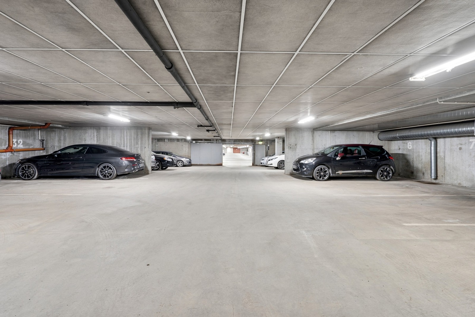 Leiligheten disponerer en parkeringsplass med elbil-lader i felles parkeringskjeller. Galleribilde