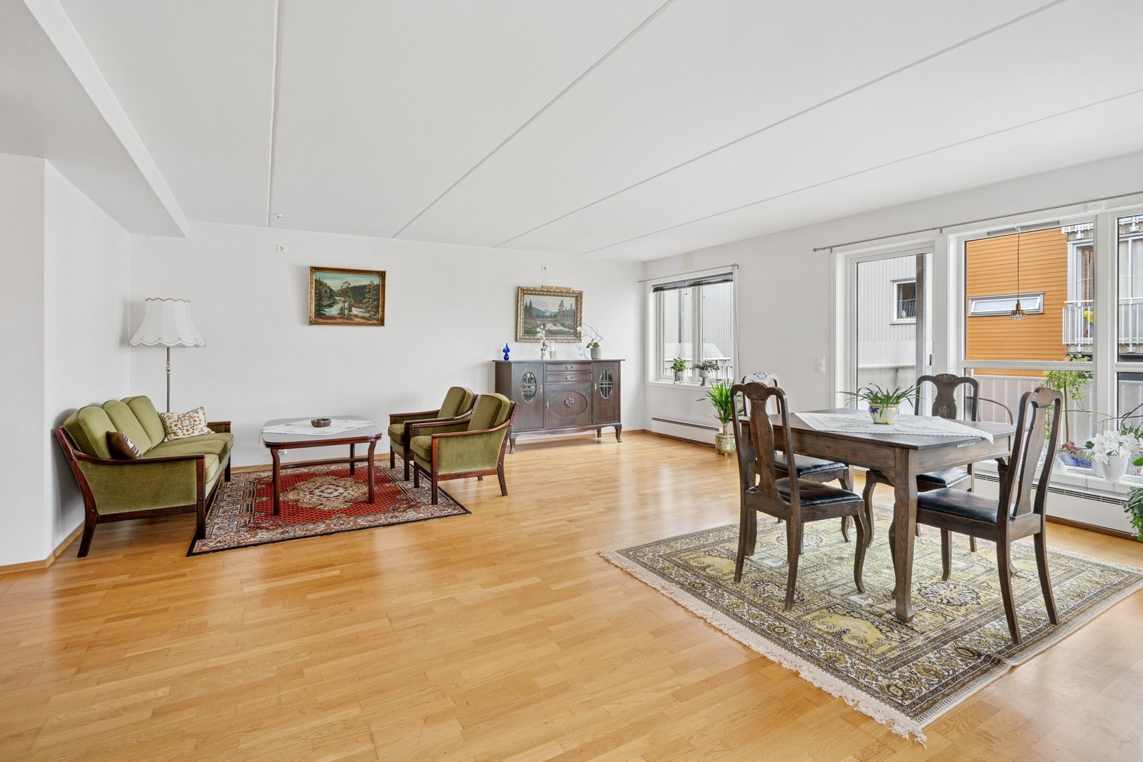 Store vindusflater gir rikelig med dagslys og fin kontakt med uteområdet Galleribilde