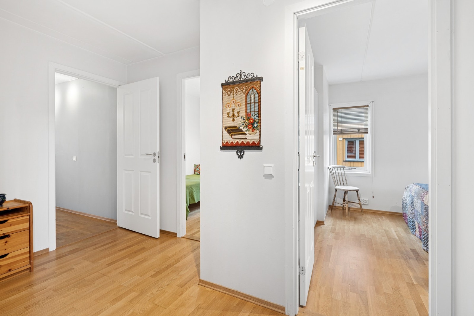 Gangen leder vei til begge soverommene og videre inn til stue/kjøkken området. Galleribilde