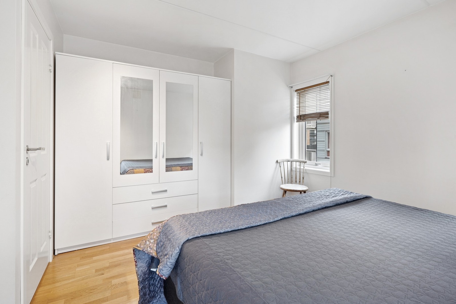 Hovedsoverommet har plass til dobbeltseng og nattbord, og er innredet med en stor garderobeløsning med speilfronter som bidrar til en luftig romfølelse. Galleribilde