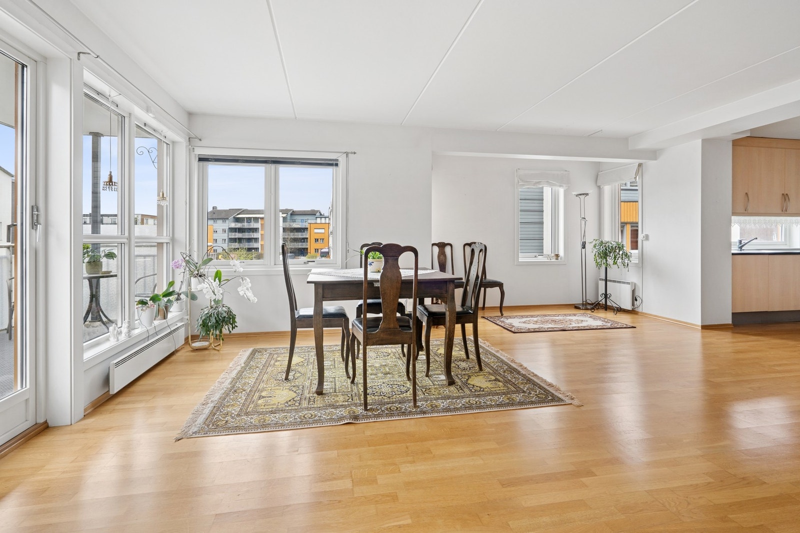 Her kan måltidene nytes i godt lys og med hyggelig utsyn mot nabolaget. Galleribilde