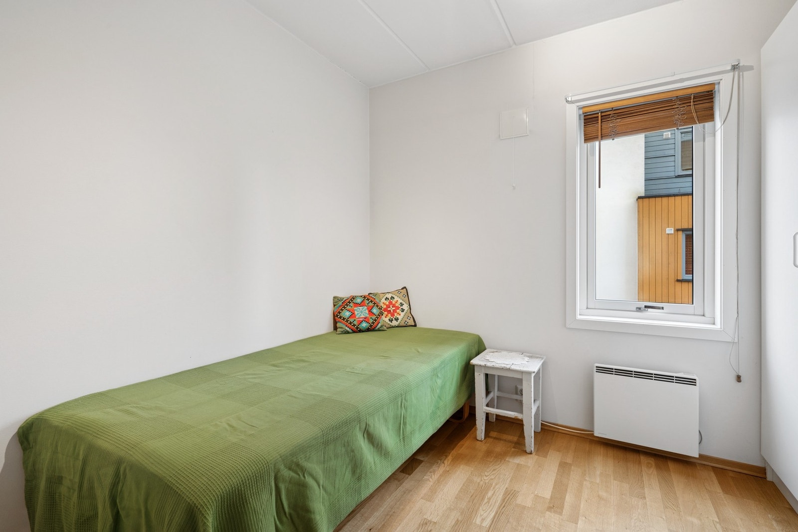 Det andre soverommet er et lyst og enkelt rom som passer perfekt som barnerom, kontor eller gjesterom - med vindu som slipper inn naturlig lys. Galleribilde