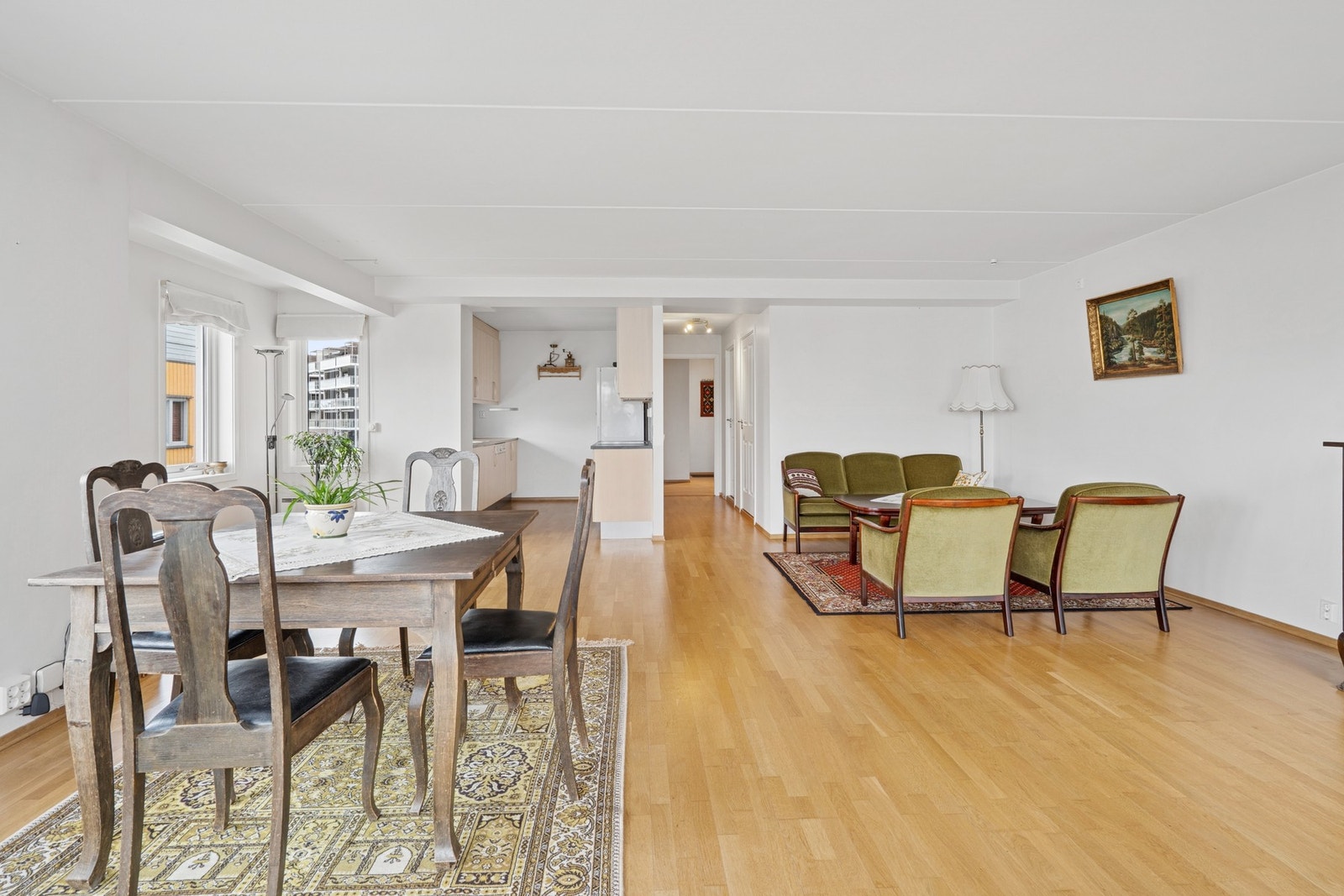 Her får du rikelig med plass til både selskaper, hverdagskos og rolige stunder. Galleribilde