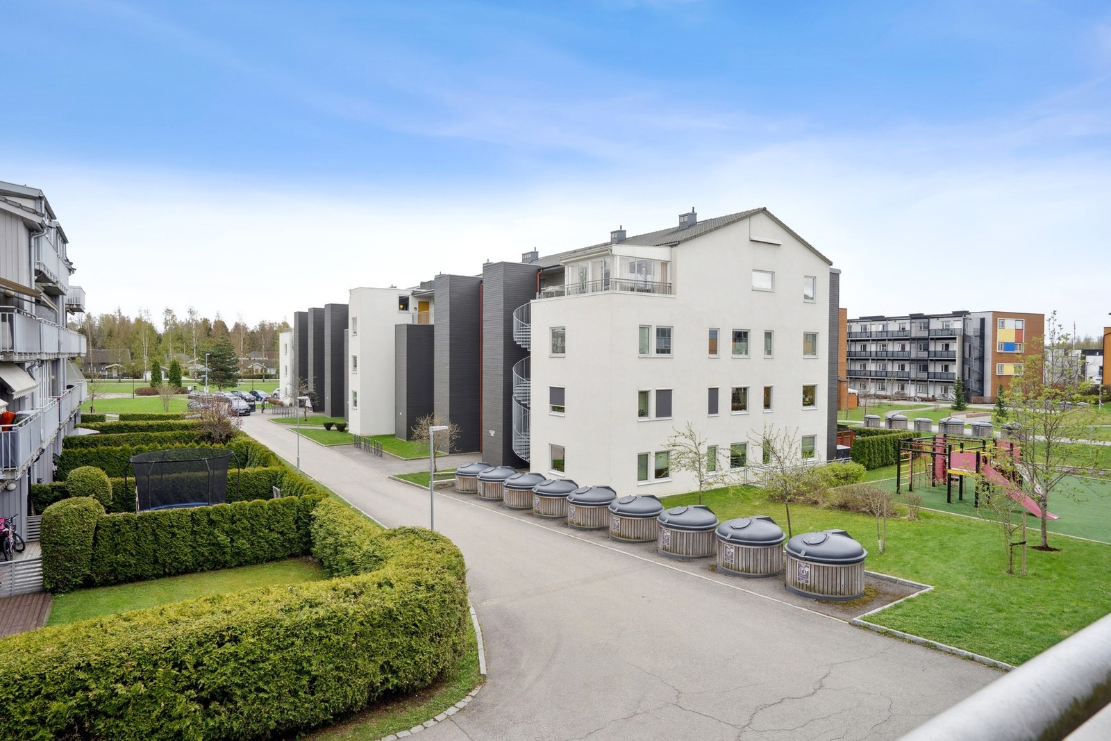 Utsikt fra balkongen til det trivelige nabolaget. Galleribilde