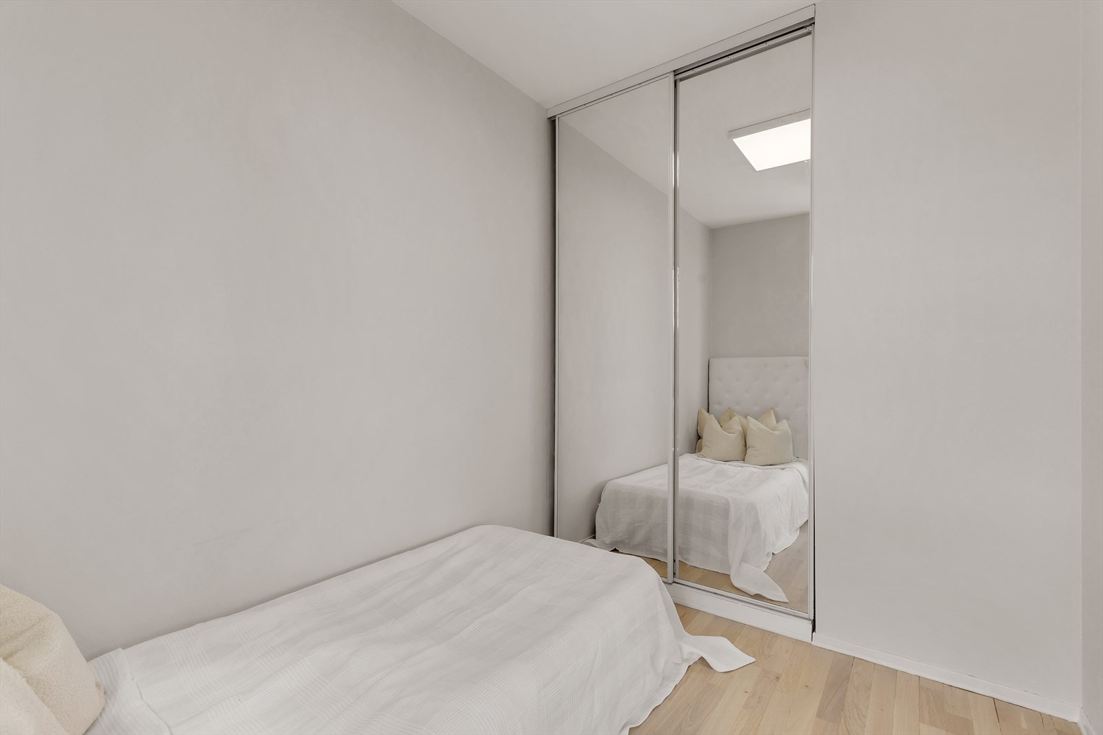 Plassbygd garderobeskap Galleribilde