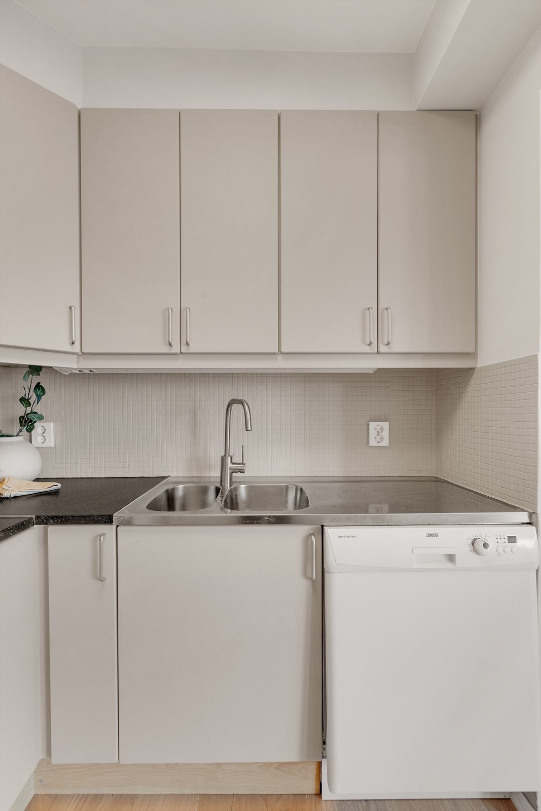 Kjøkkenet har innredning med glatte fronter. Benkeplaten er av laminat Galleribilde