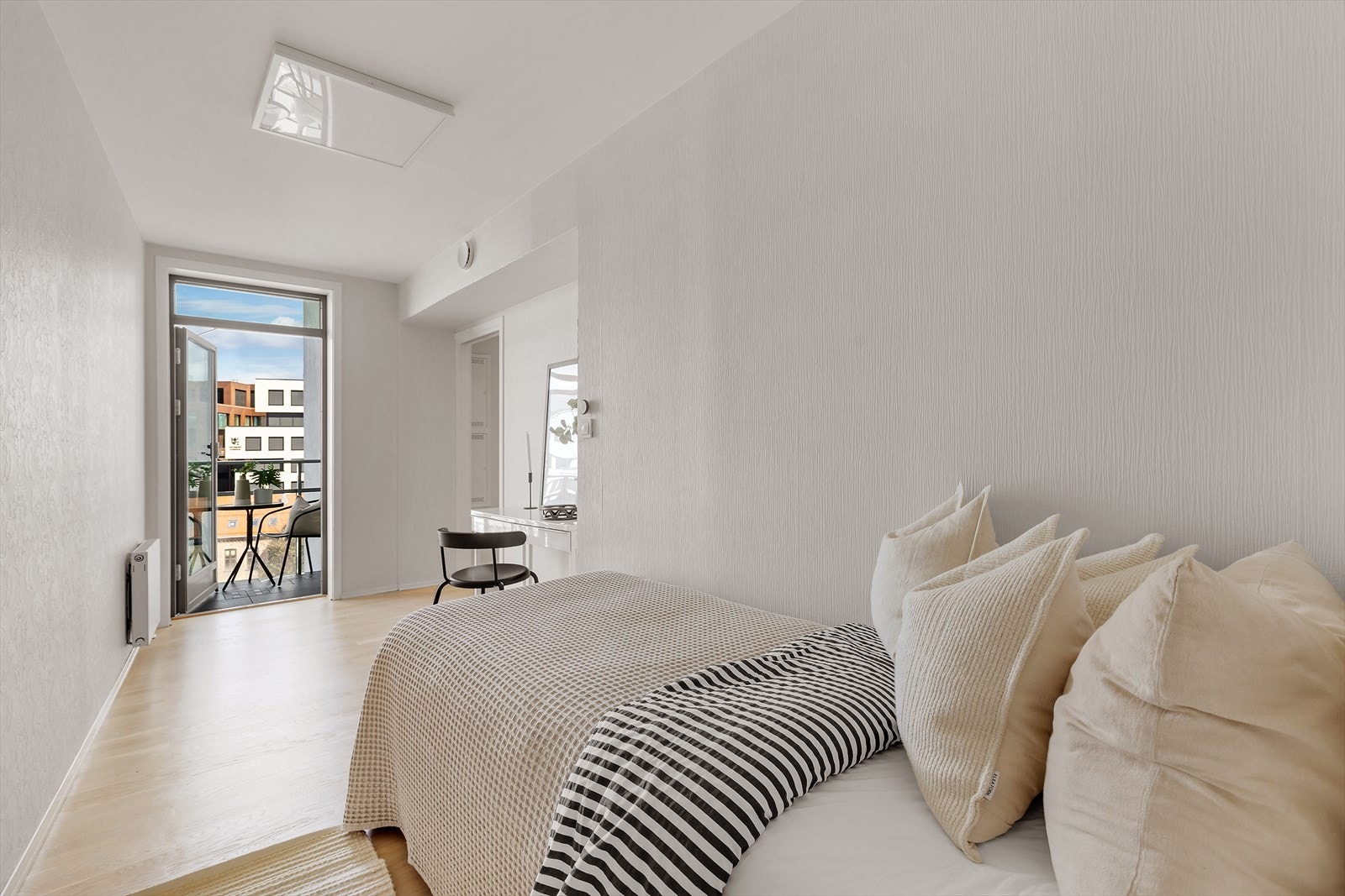 Romslig soverom med egen balkong Galleribilde