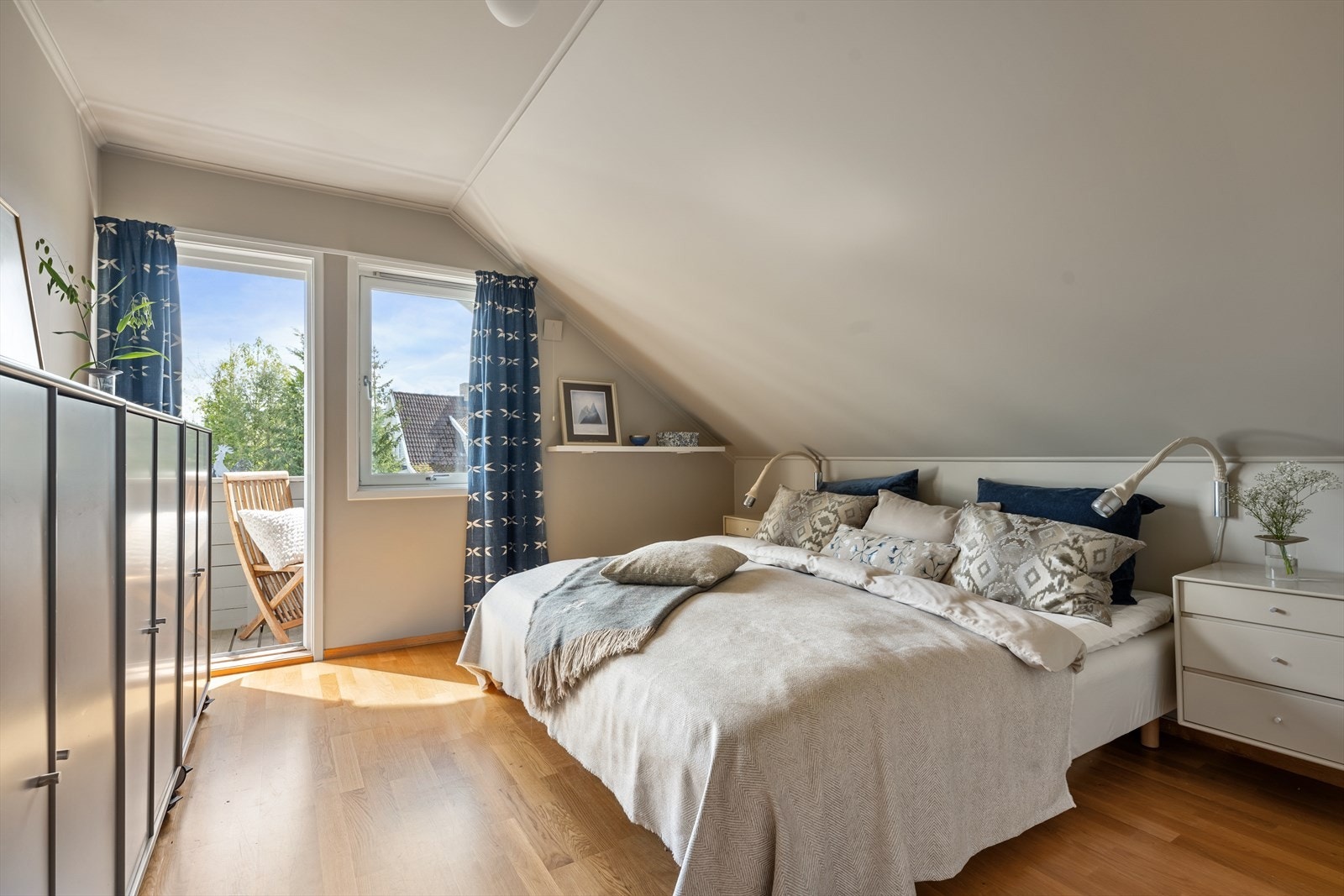 Det romslige hovedsoverommet gir plass til dobbeltseng, nattbord og kommode. Galleribilde