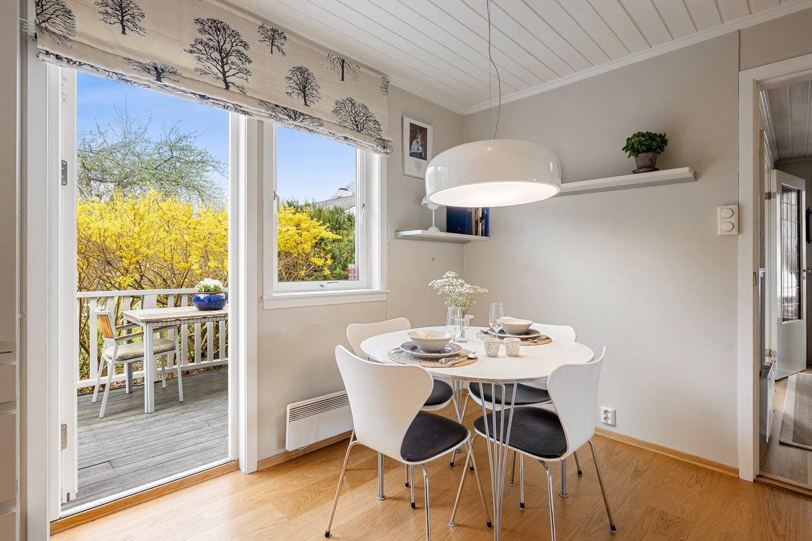 Her er det også plass til en frokostplass eller et mindre spisebord - ideelt for hverdagsmåltider eller når barna gjør lekser. Galleribilde