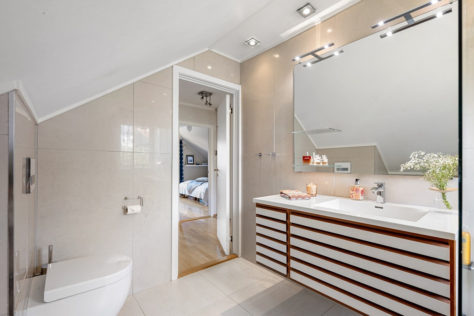 I hjørnet finner man et veggmontert toalett. Det er klargjort for montering av badekar. Galleribilde