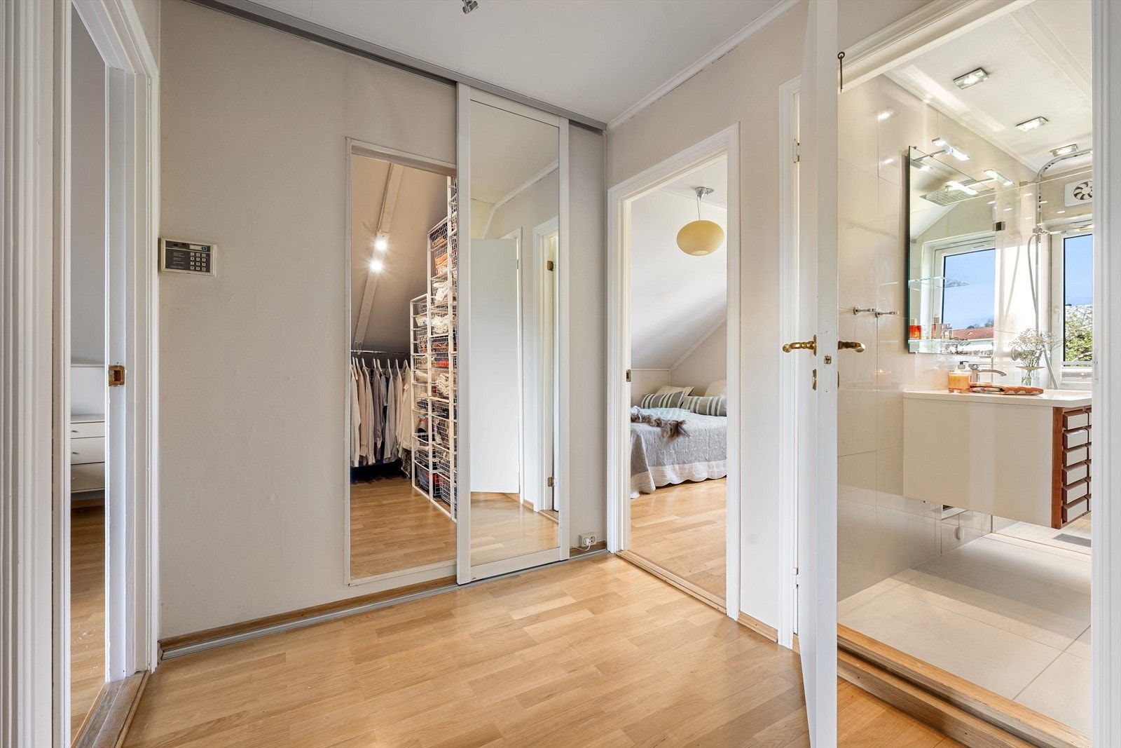 Utenfor soverommet ligger et separat garderoberom med svært god oppbevaringsplass. Galleribilde