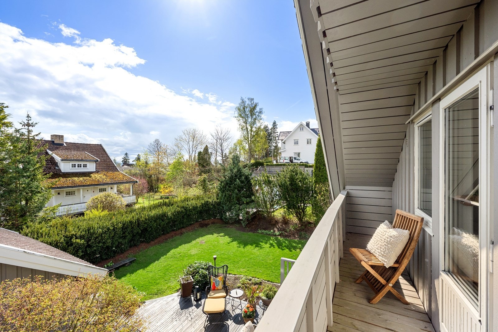 Fra hovedsoverommet er det utgang til en koselig balkong hvor morgenkaffen kan nytes. Galleribilde