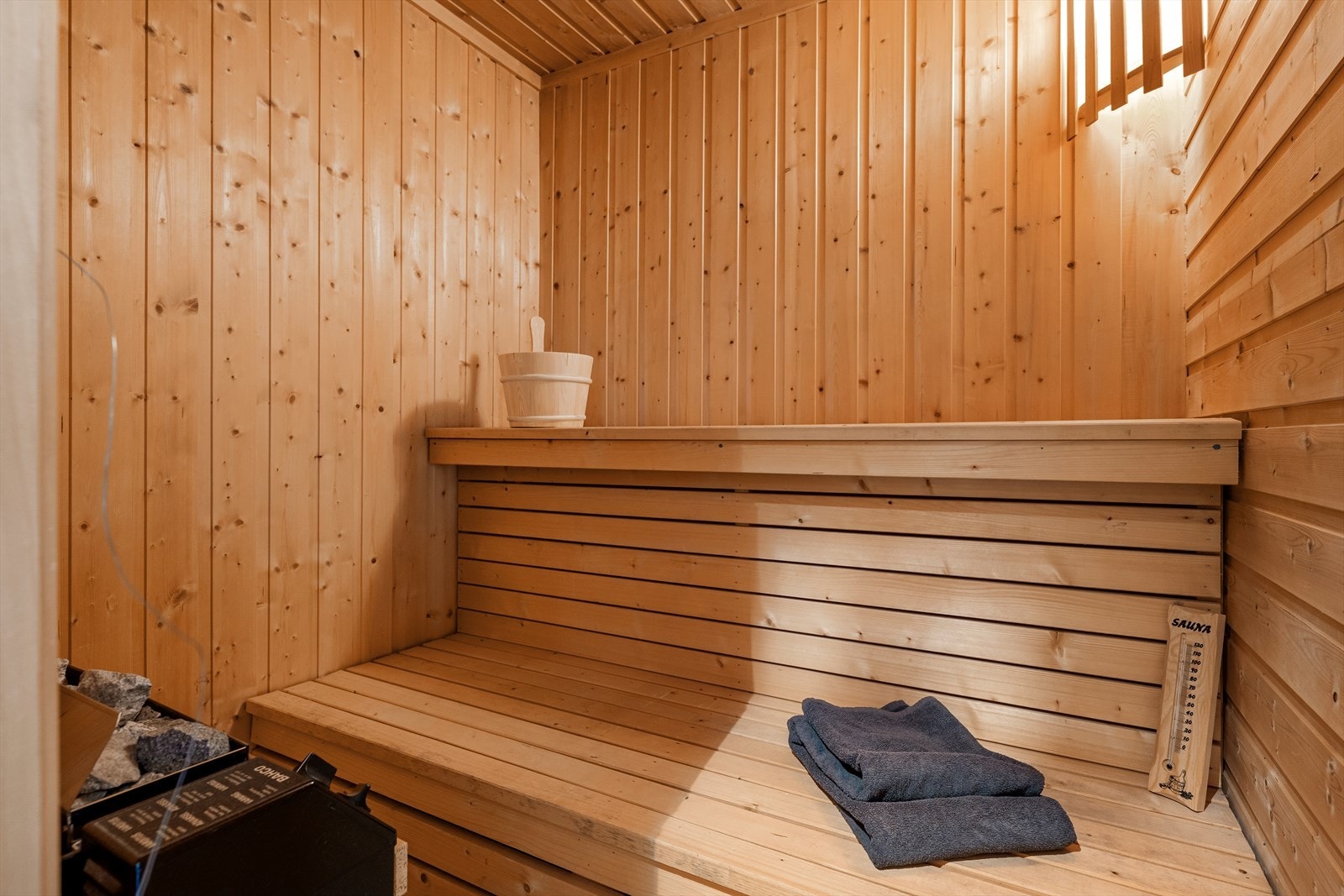 Badstuen er ca. 3 kvm stor, med badstuepanel på veggene og et tredekke over sålen på gulvet. Den har en ventilasjonsluke som leder ut til trappegangen. Det er en badstuovn av typen Bacho med bryter og badstue steiner ( til oppvarming). Galleribilde