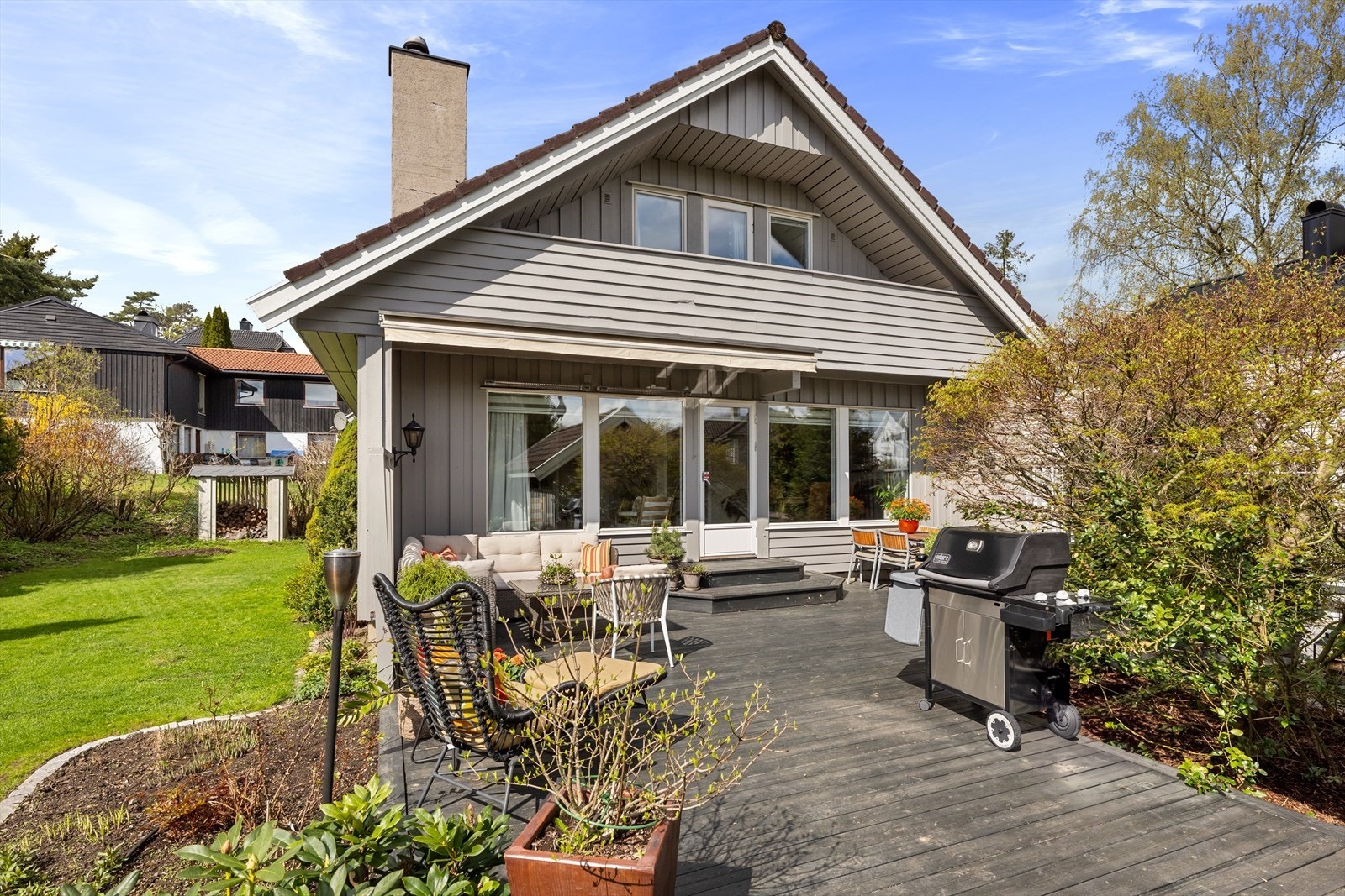 Denne terrassen har også en elektrisk markise og to spilevegger som skjermer mot inngangspartiet og hagen. Galleribilde