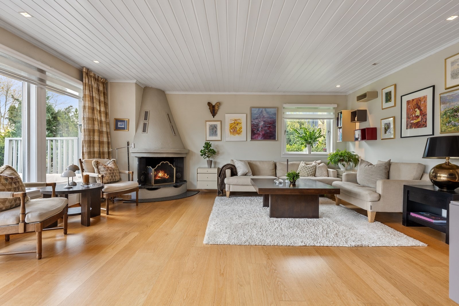 Stueområdet har plass til en stor sofagruppe og TV-møblement. Galleribilde