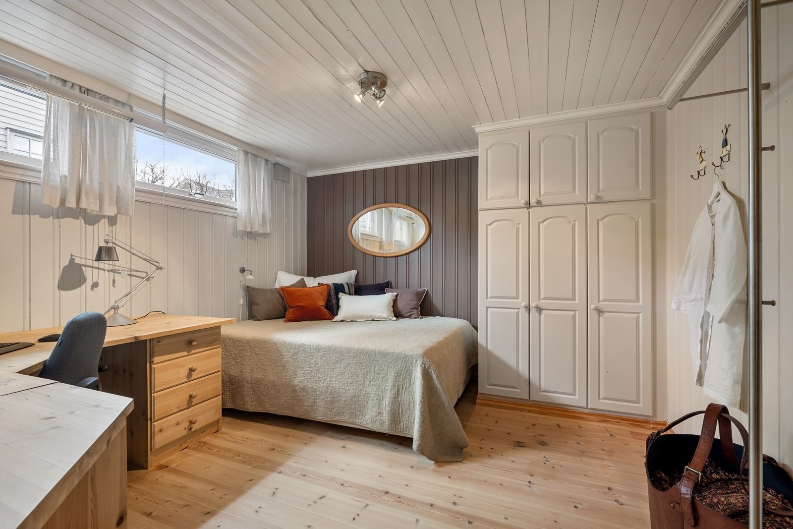 Rommet er i dag innredet som soverom, men er ikke byggemeldt. Det er i dag registrert som et hobbyrom, men med visse tiltak og endringer, kan man søke bruksendring til soverom. Galleribilde