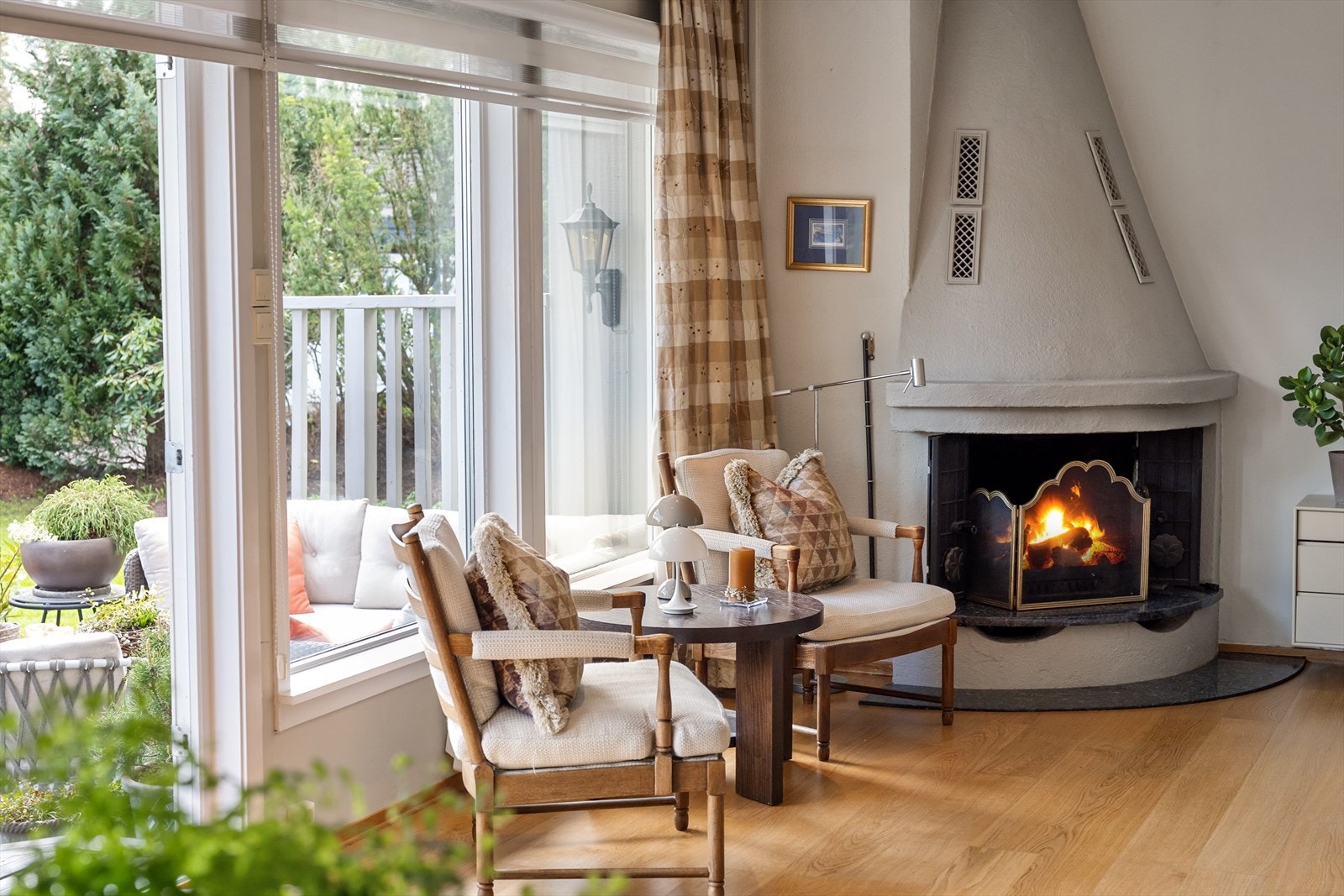 Fra stuen er det direkte utgang til en solrik terrasse og hage, perfekt for varme sommerdager og sene kvelder. Galleribilde