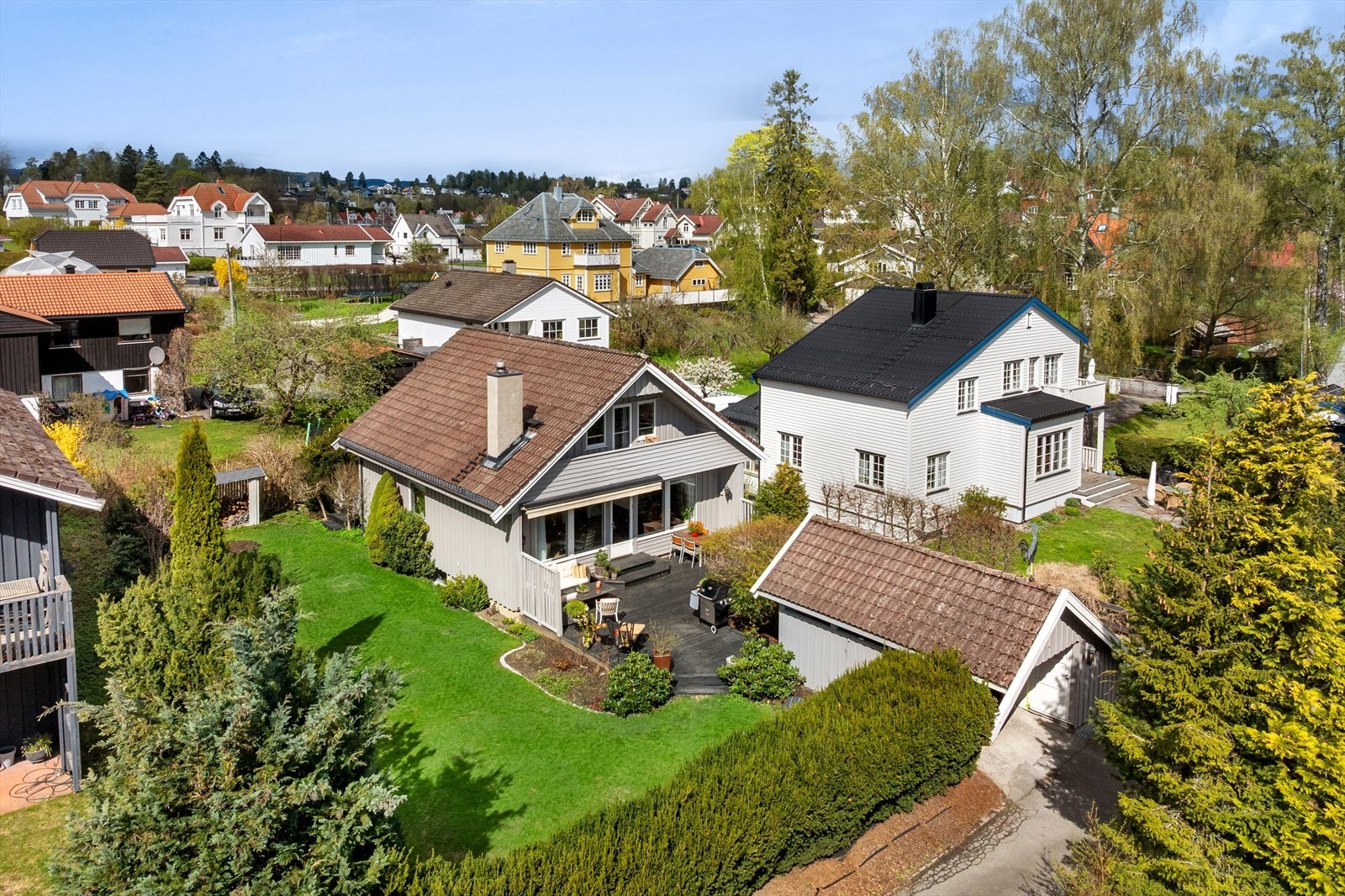 Her er det gode muligheter for solbading og godt med rom for lek, grill og hygge! Galleribilde