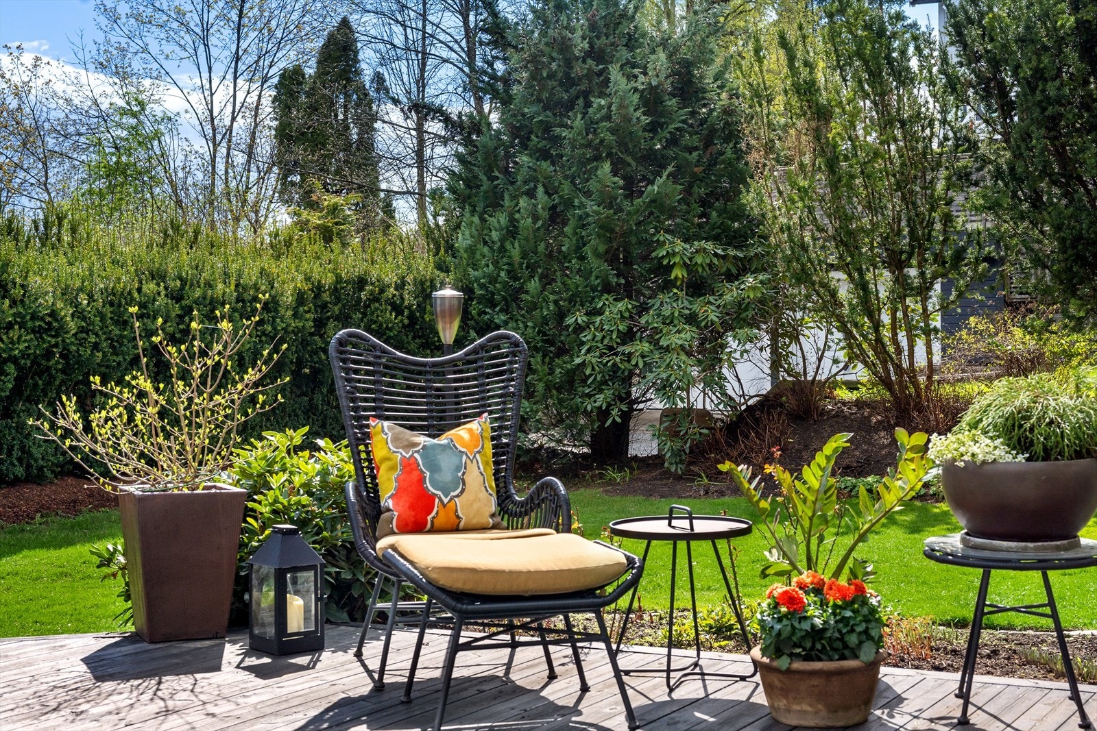 Terrassen blir som en forlengelse av stuen på varme dager og har godt med plass til utemøblement, grill, blomster etc. Galleribilde