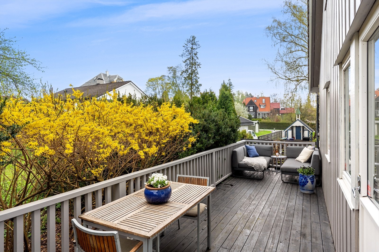 Fra kjøkkenet er det adkomst til en flott nordvestvendt terrasse med herlig ettermiddag/kveldssol. Galleribilde