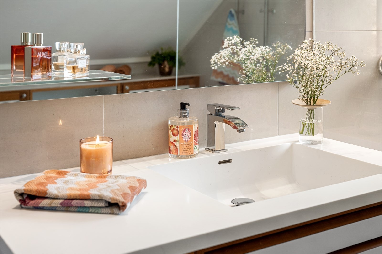 Badet er ellers utstyrt med en Uno Form innredning, som består av en nedfelt 30 mm Corian Glacier servant med ettgreps blandebatteri og et speil med lys over vasken. Galleribilde