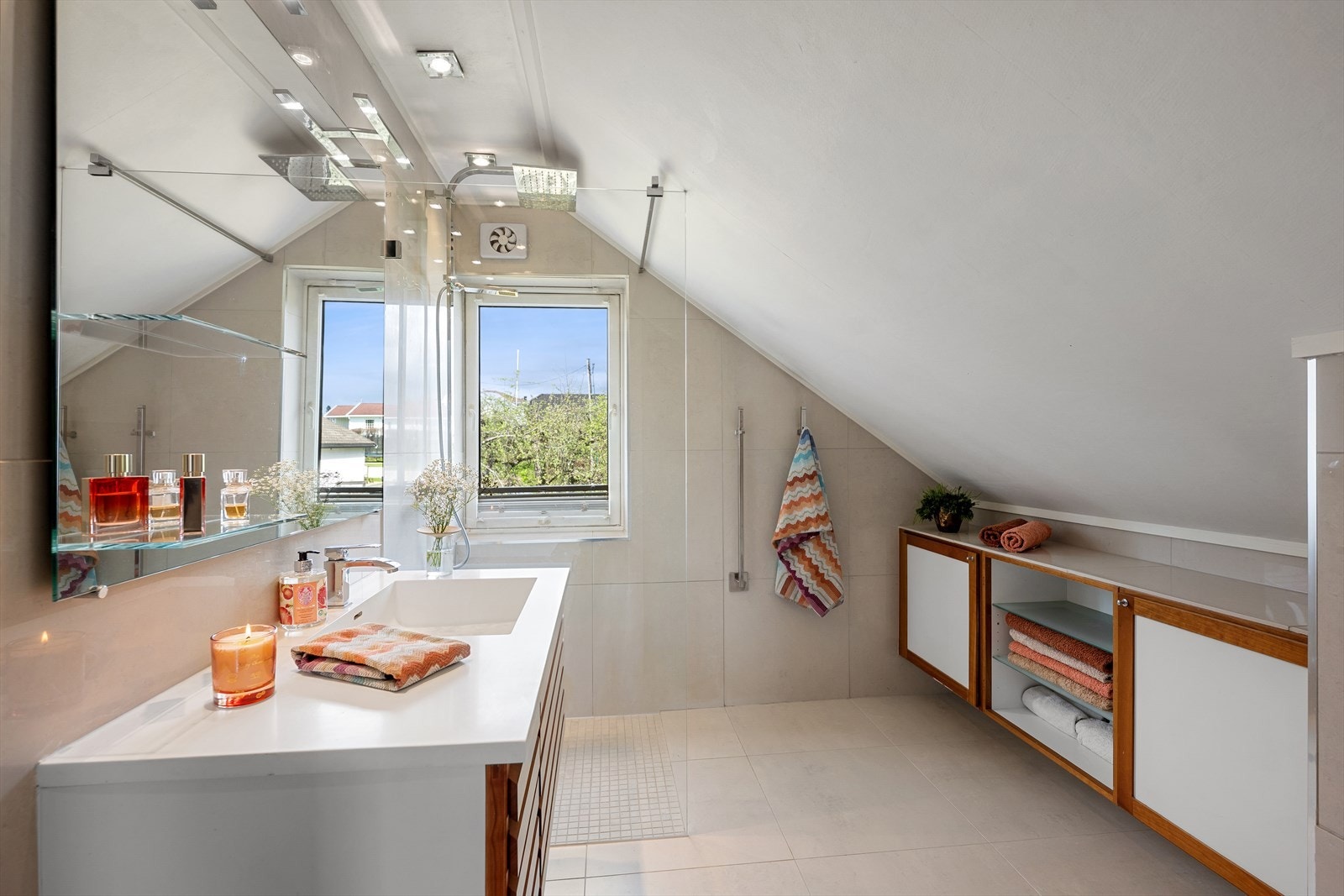 Stilrent bad fra 2012 med flislagte overflater og varmekabler i gulv. Lyskilden består av fire dimbare spotter. Det 90 cm dusjvegg med et nedsenket dusjhjørne, med regnfallsdusj og håndholdt spyler. Galleribilde