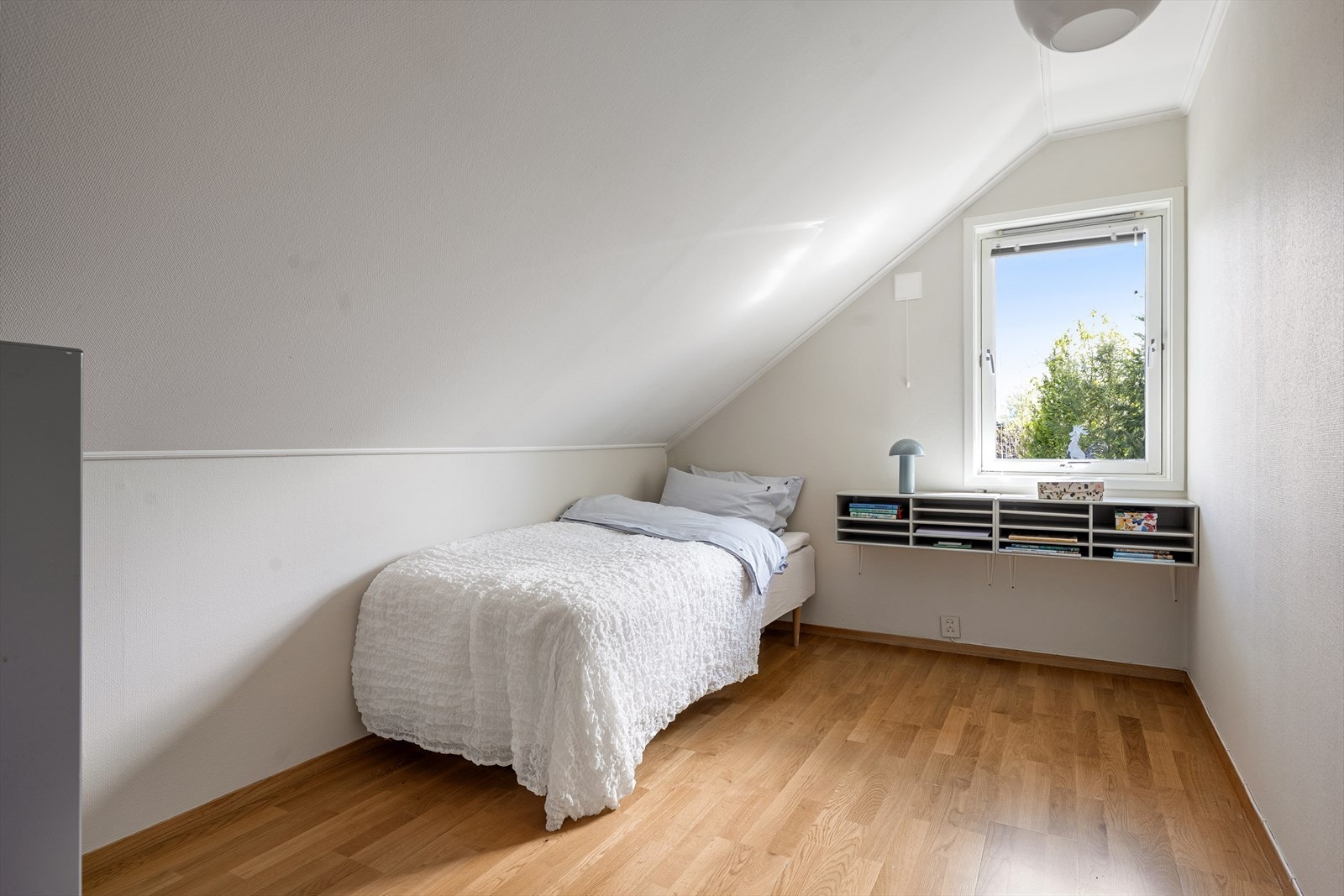 Soverom nr. 3 er et lyst og luftig rom med plass til seng, skrivebord og garderobeskap. Perfekt som barnerom, ungdomsrom, kontor eller gjesterom, her er mulighetene mange. Galleribilde