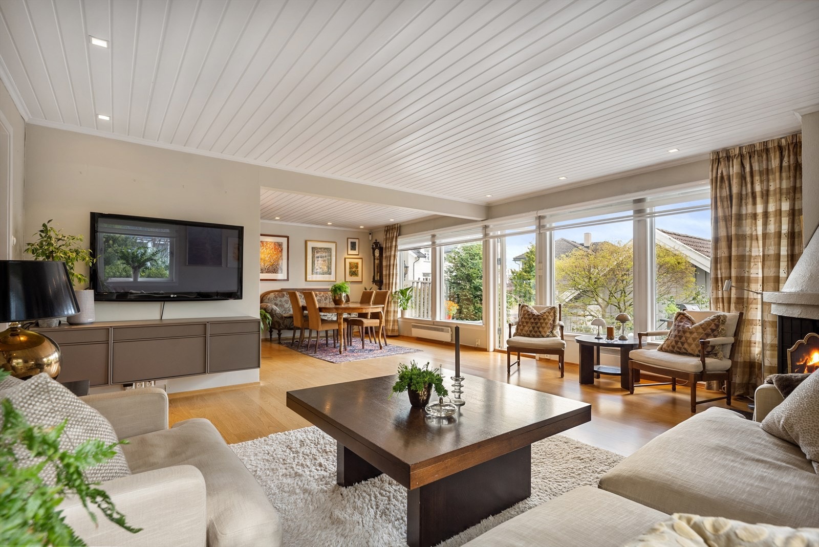 Boligen har en tiltalende stue- og spisestueløsning med store vindusflater, hvor det er fin utsikt mot hage og uteområde. Galleribilde