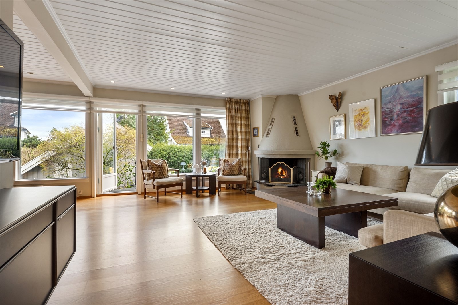 Her er det også en peis som bidrar til lun stemning på kjølige kvelder. Galleribilde