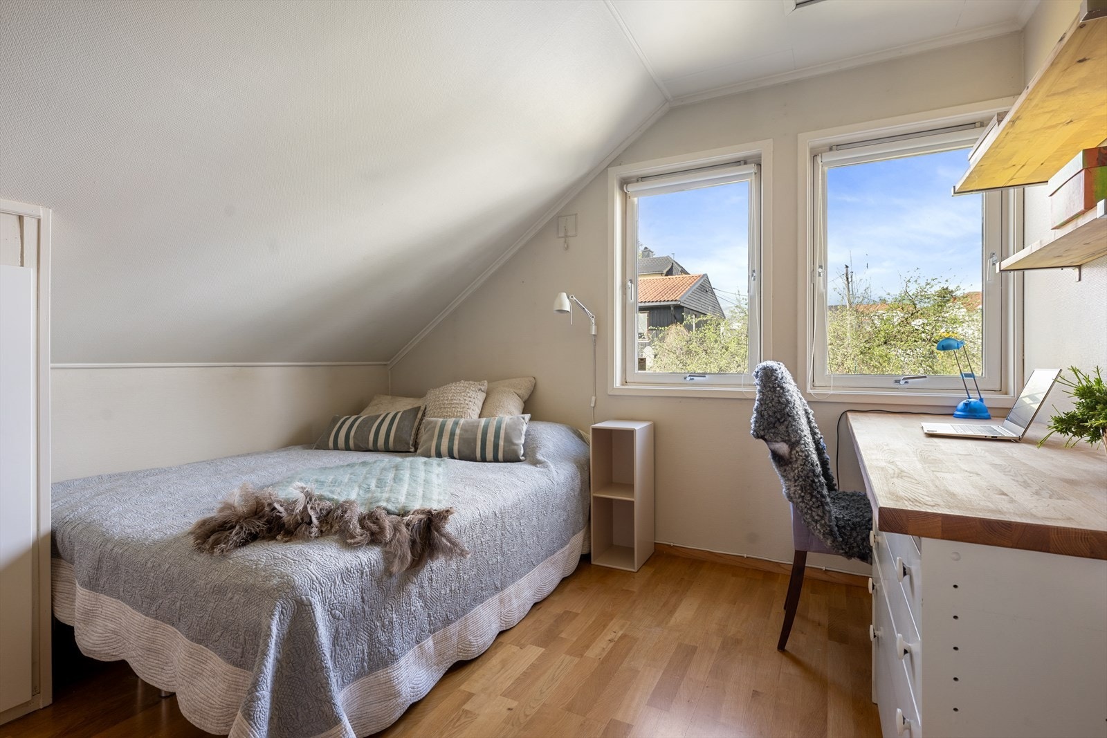 Soverom nr. 2 ligger vegg-i-vegg med badet, og passer godt som barnerom eller kontor. Rommet har plass til seng, skrivepult og oppbevaringsmøbler. Galleribilde