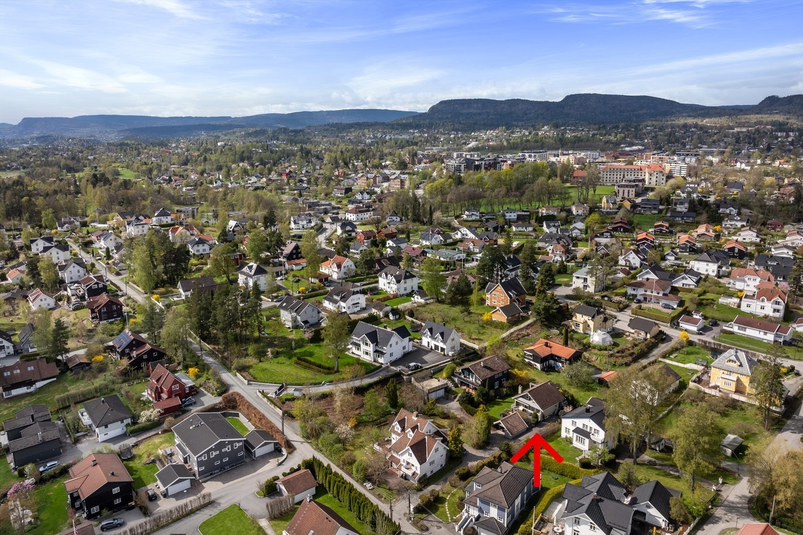 Her bor du i rolige og familievennlige omgivelser, samtidig som det er meget sentralt med gangavstand til bl.a. Stabekk sentrum, Stabekk barneskole, barnehager, matbutikk og offentlig kommunikasjon. Velkommen til visning! Galleribilde