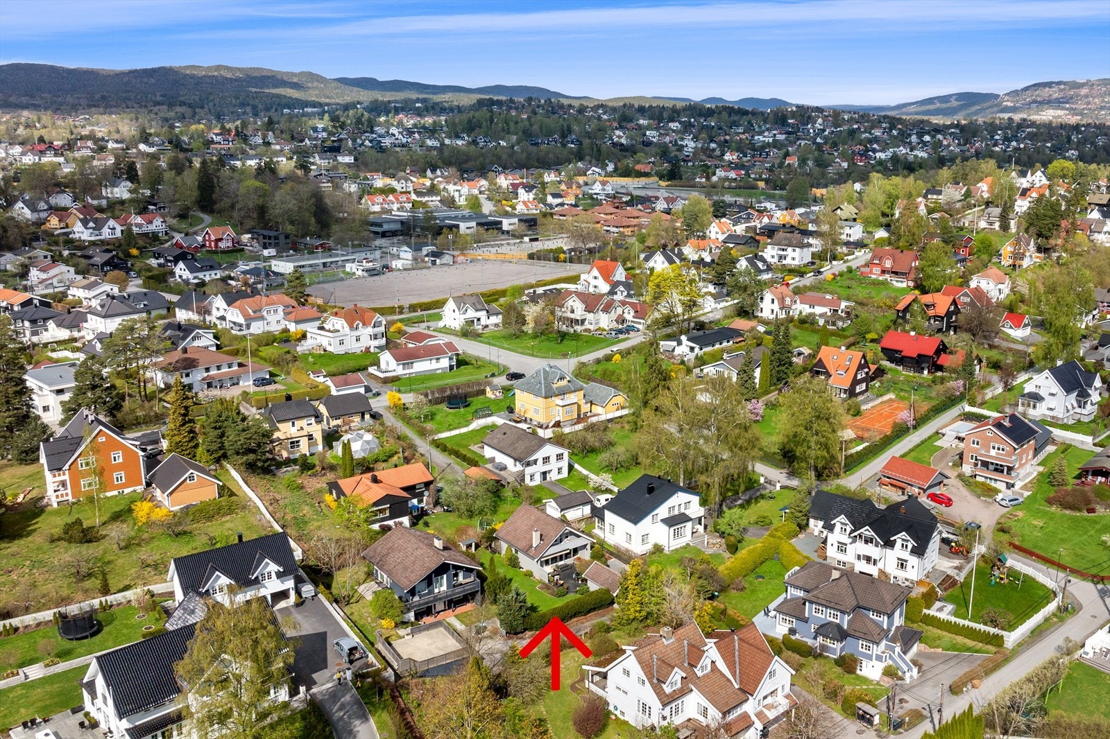 Dette er en flott mulighet til å sikre seg en stilren og innholdsrik enebolig med vakker hage og flere solrike utesoner i et skjermet, attraktivt og veletablert villaområde på Stabekk. Galleribilde