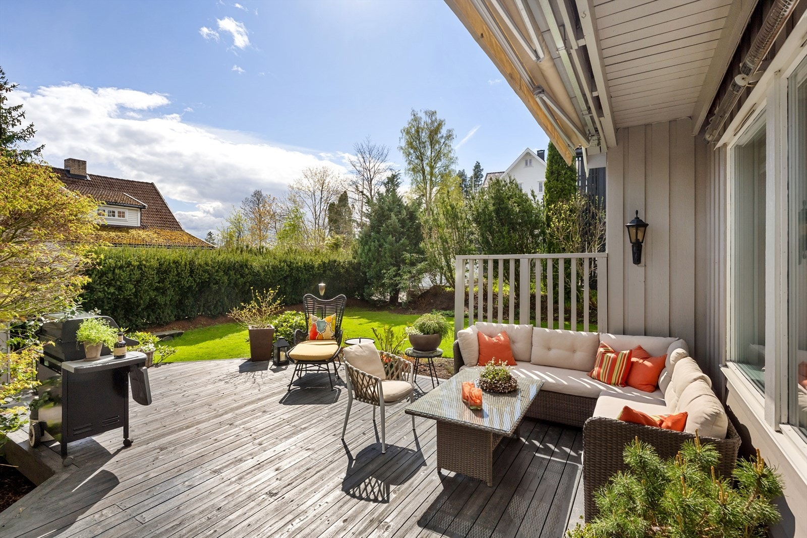 Fra stuen i 1. etasje er det adkomst til en romslig sør-østvendt terrasse. Galleribilde