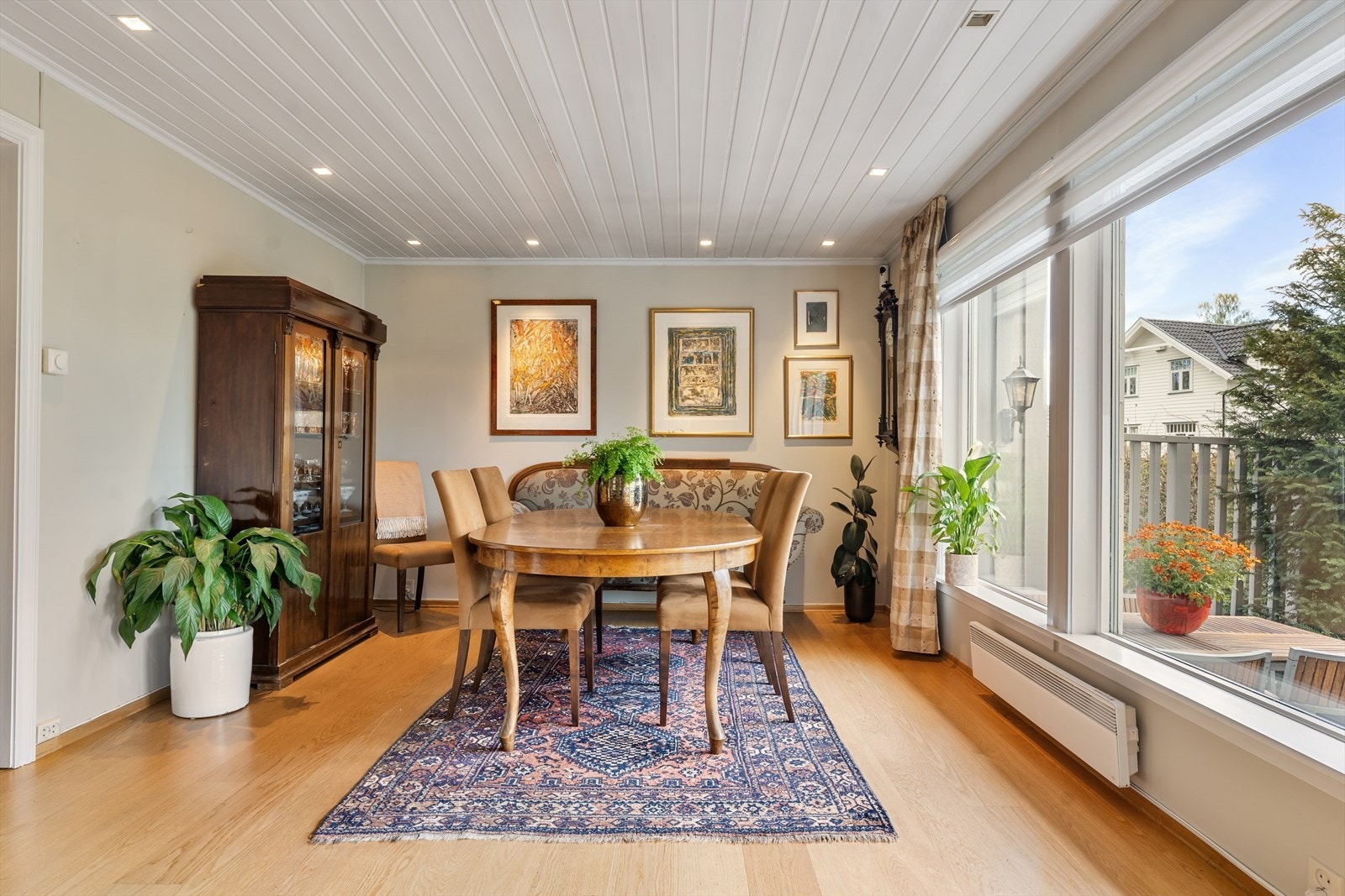 Spisestuen har god plass til en stor spisegruppe og vitrineskap. Galleribilde