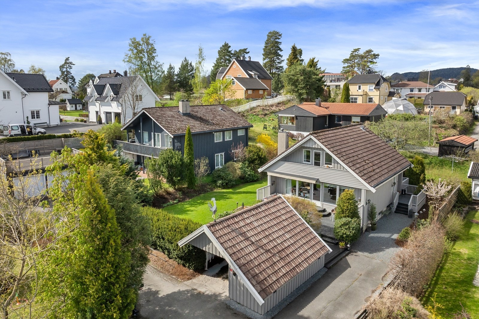 I den familievennlige Festningsveien finner du denne sjarmerende eneboligen over tre etasjer med flere gjennomtenkte og praktiske løsninger. Galleribilde