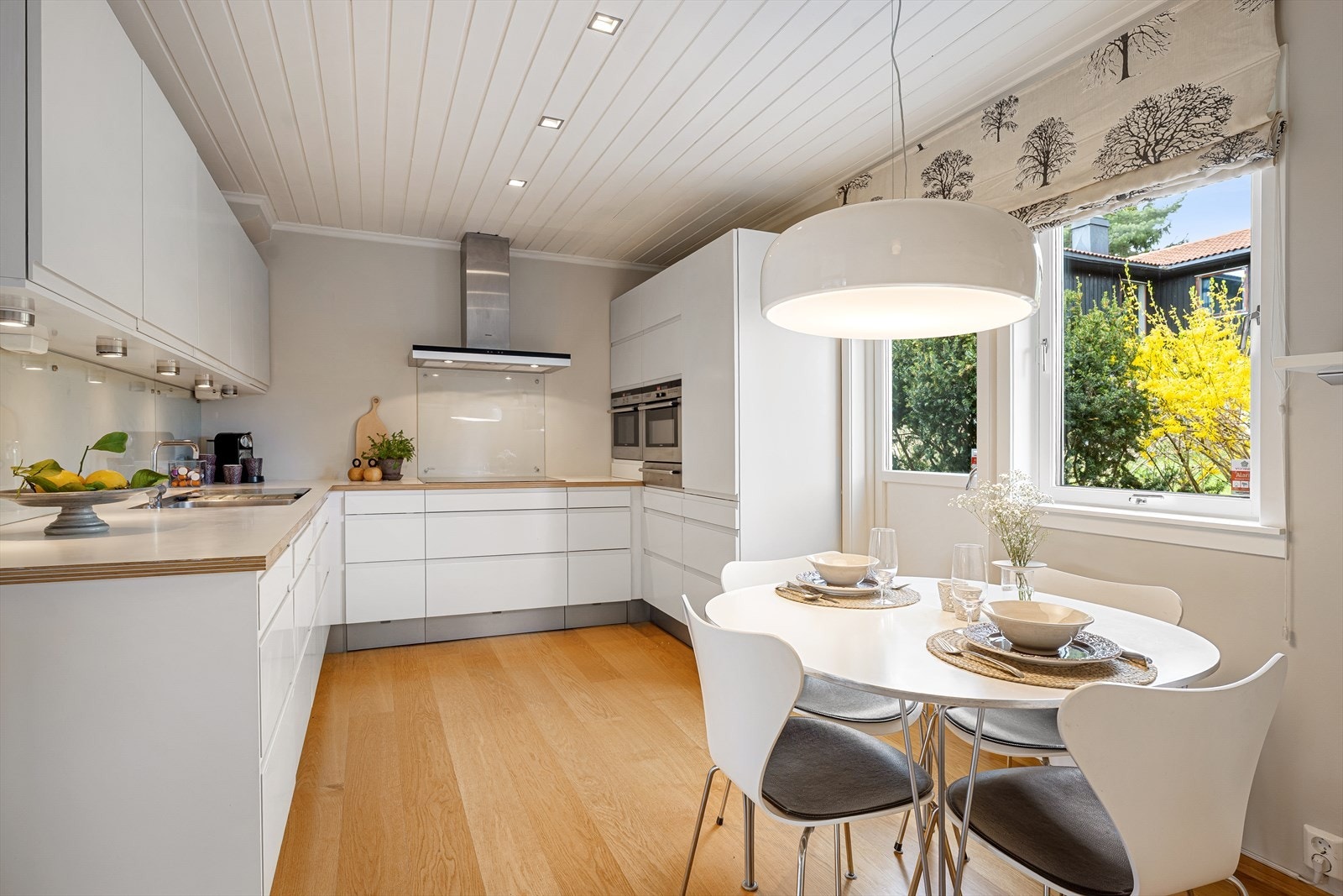 Delikat og moderne kjøkken fra HTH. Kjøkkeninnredning fra 2008 med glatte fronter, benkeplate i laminat med en nedfelt metallvask og et ettgreps kjøkkenarmatur. Mellom benkeplaten og overskapene er det en glassplate som beskytter veggen. Galleribilde