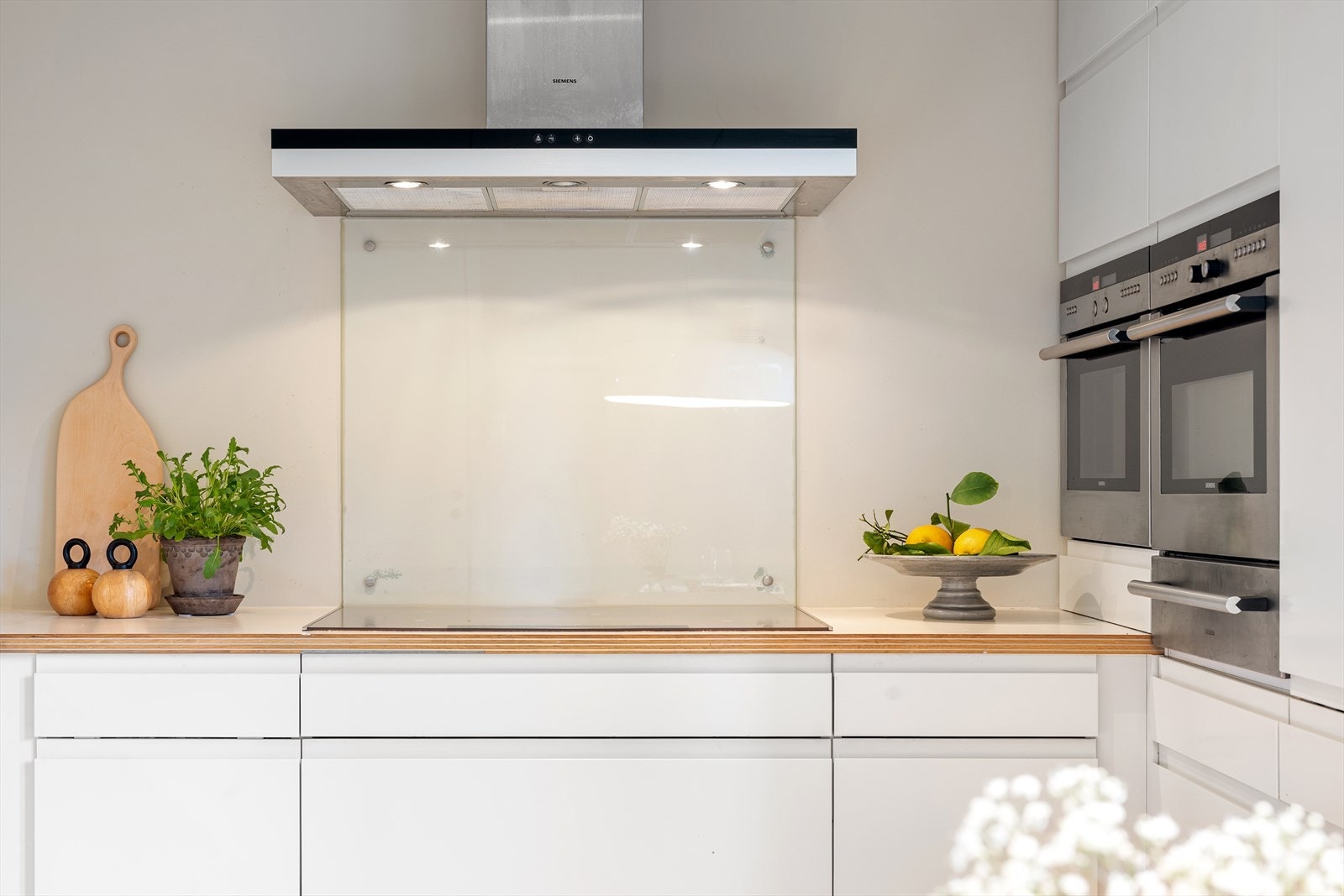 Kjøkkenet har følgende integrerte hvitevarer:
komfyr (Dampovn/Varmluft fra Siemens), mikrobølgeovn/ varmluft/over undervarme (Siemens)
koketopp (Siemens), Varmeskuff (Siemens), oppvaskmaskin (Siemens), Høyt kjøleskap (Bosch)
Avtrekksvifte fra Siemens. Galleribilde