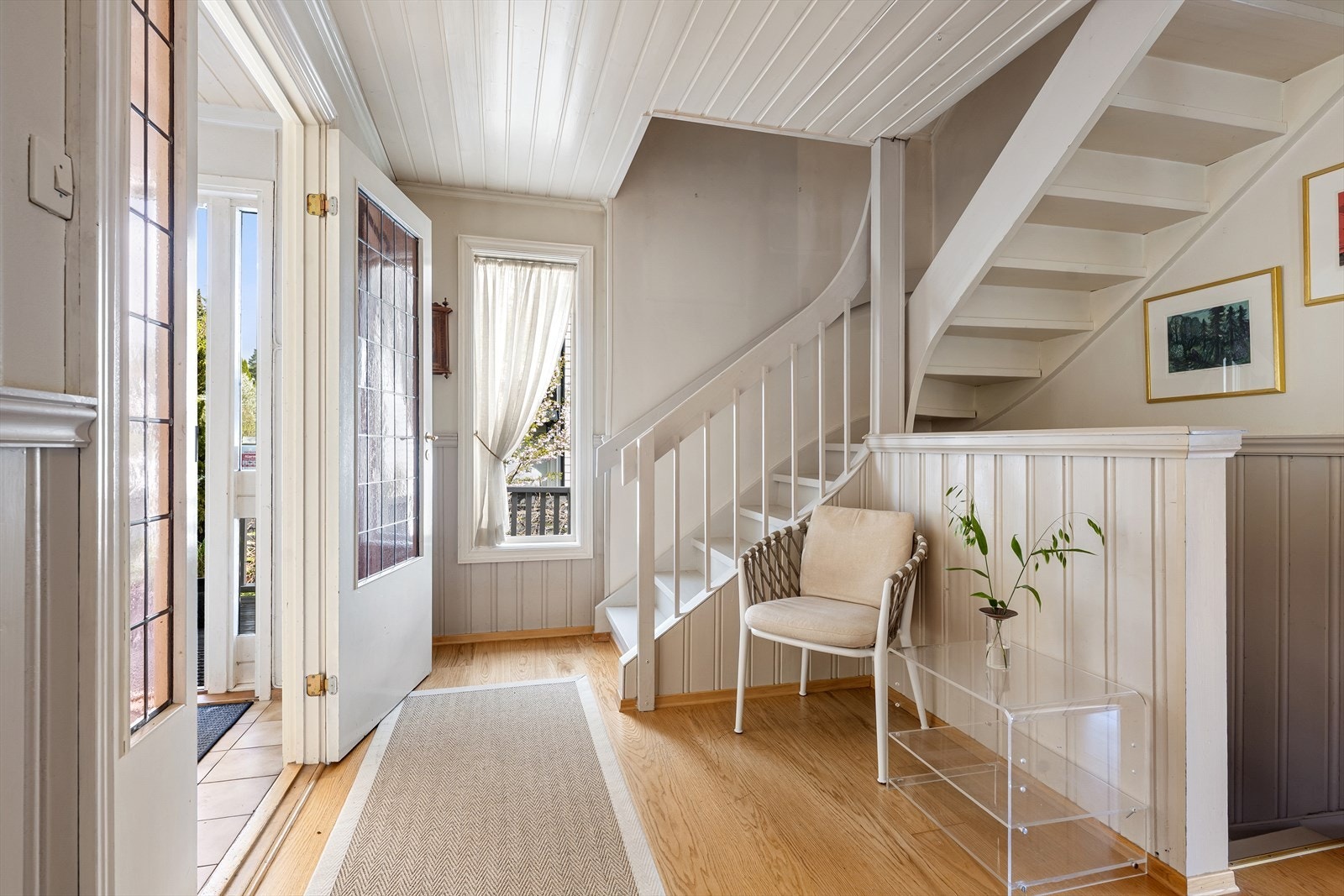 Fra entréen ledes du videre inn i en mellomgang med trappeløp, et rom med god plass til å møblere med en kommode eller et bord. Galleribilde