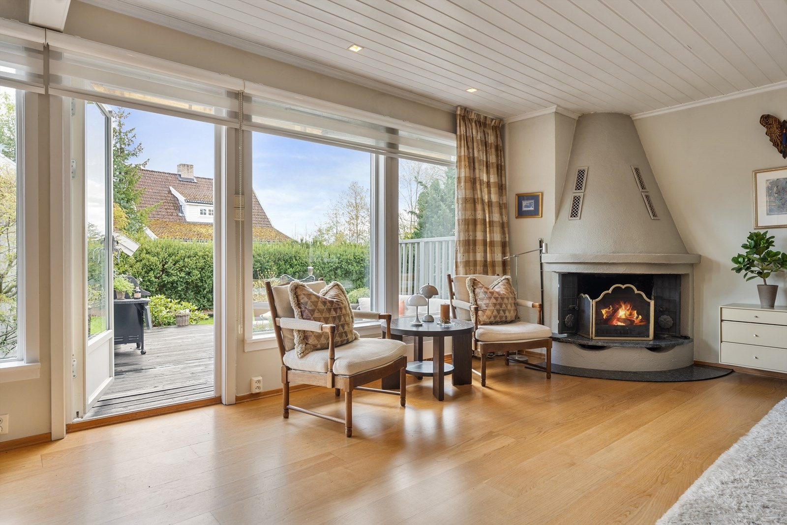 Her får du store vindusflater som gir rikelig med naturlig lys, og flere uteområder som gjør det mulig å nyte solen til ulike tider på døgnet. Galleribilde