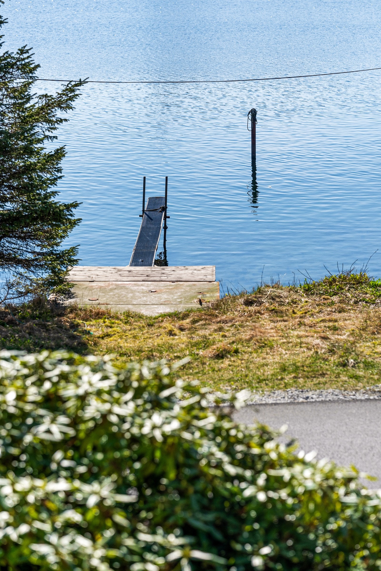 Eneboligen ligger i stille og rolige omgivelser ved sjøen, i et meget barnevennlig boligområde på Hundvåg i Stavanger. Galleribilde
