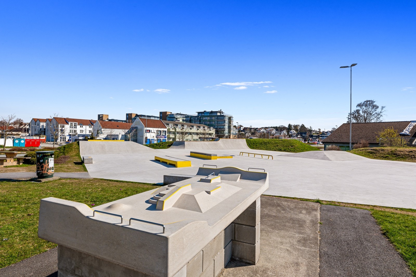 Fra boligen tar det ellers ca. 7 minutter å gå til Hundvåg skatepark. Galleribilde