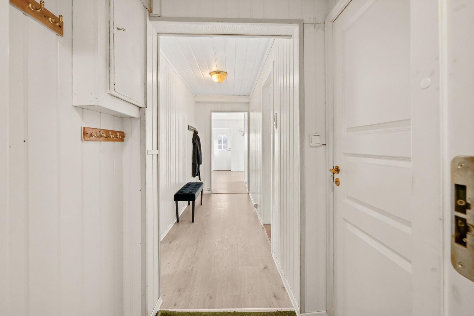 Boligen har to entréer, én i 1. etasje og én i underetasjen, noe som gir fleksible inngangsmuligheter. Galleribilde