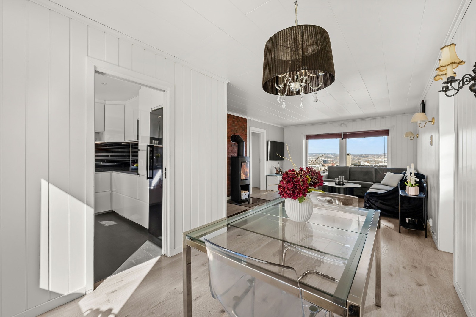 Fra spiseplassen er det åpen forbindelse til både kjøkken og stue, noe som gir en naturlig flyt i rommet Galleribilde