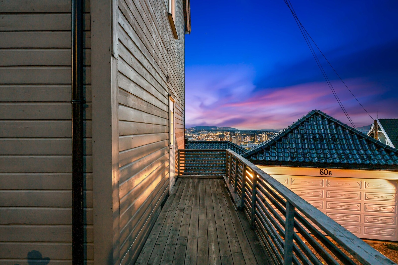 Fra balkongen kan du nyte kveldssolen og et imponerende skue over byens lys - et perfekt sted for rolige stunder med utsikt. Galleribilde