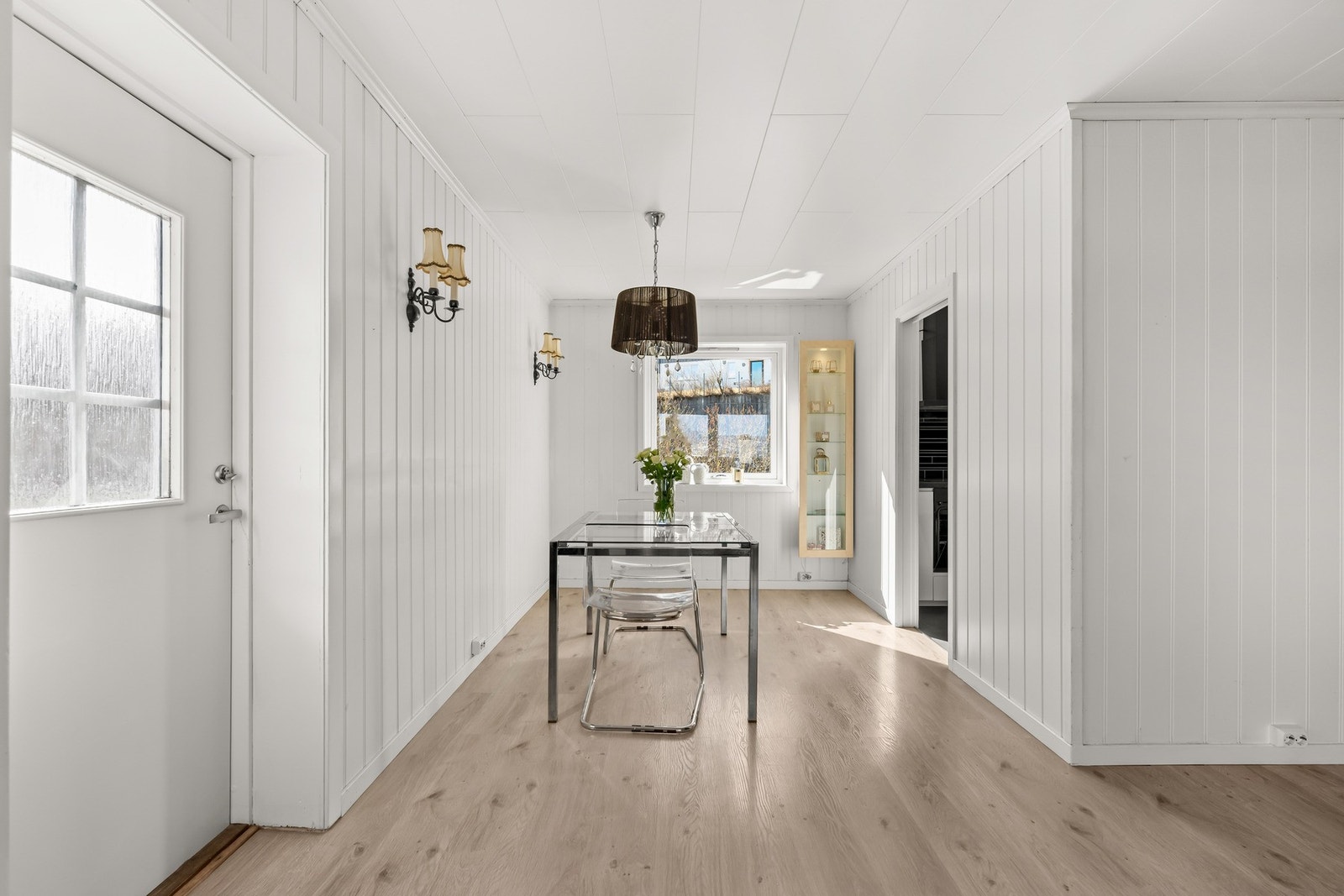 Rommet byr på en åpen planløsning med god plass til både sofakrok og spisebord - en sosial sone hvor det er lett å samles. Galleribilde