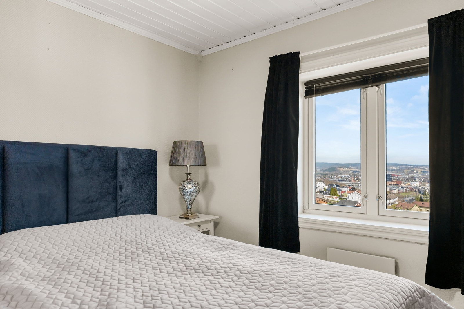 Fra sengen har du fri utsikt over nærområdet og byen. Galleribilde
