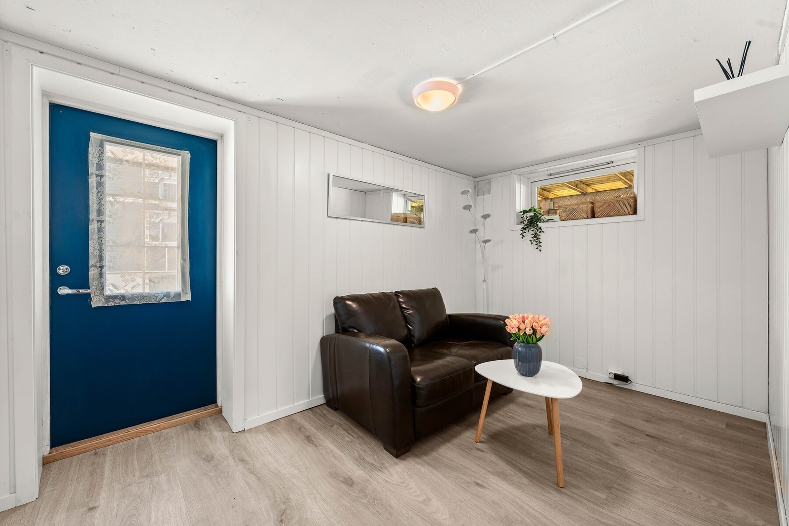 Egen inngang i underetasjen gir gode muligheter for eksempel utleie. Kjelleren er ikke godkjent og det er ikke søkt om bruksendring. Galleribilde