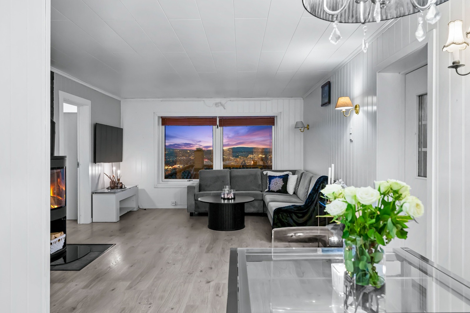 Fra spiseplassen har du flott utsyn mot byen og direkte innsyn til den lune stuen Galleribilde